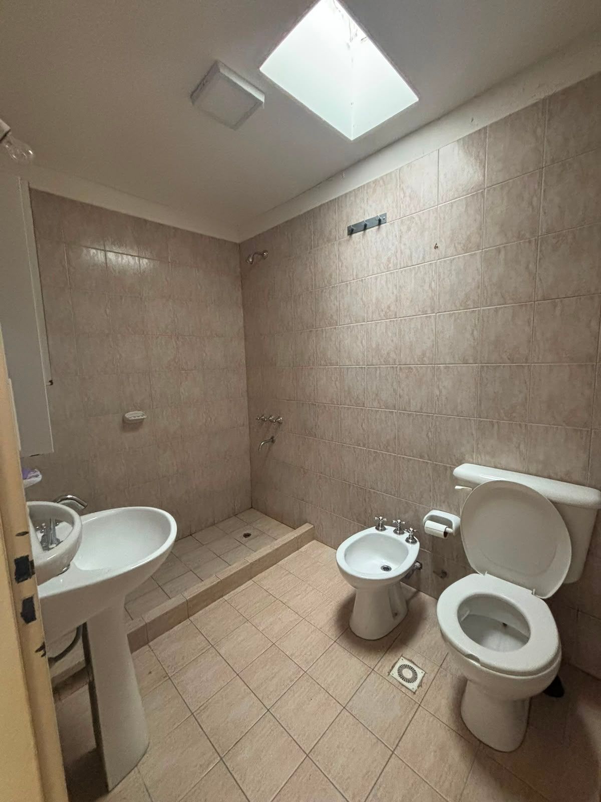 Baño completo con ducha, bidet y claraboya