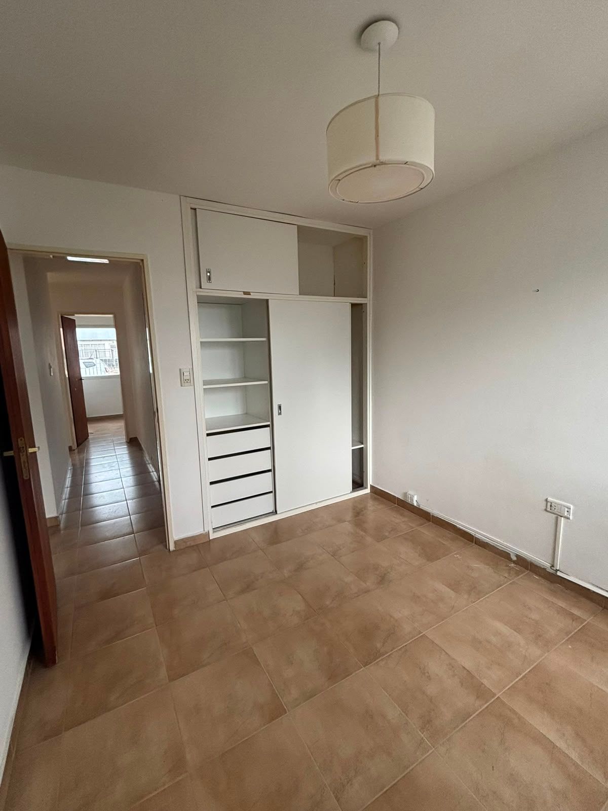 Dormitorio con placard empotrado de corredera y puerta al pasillo