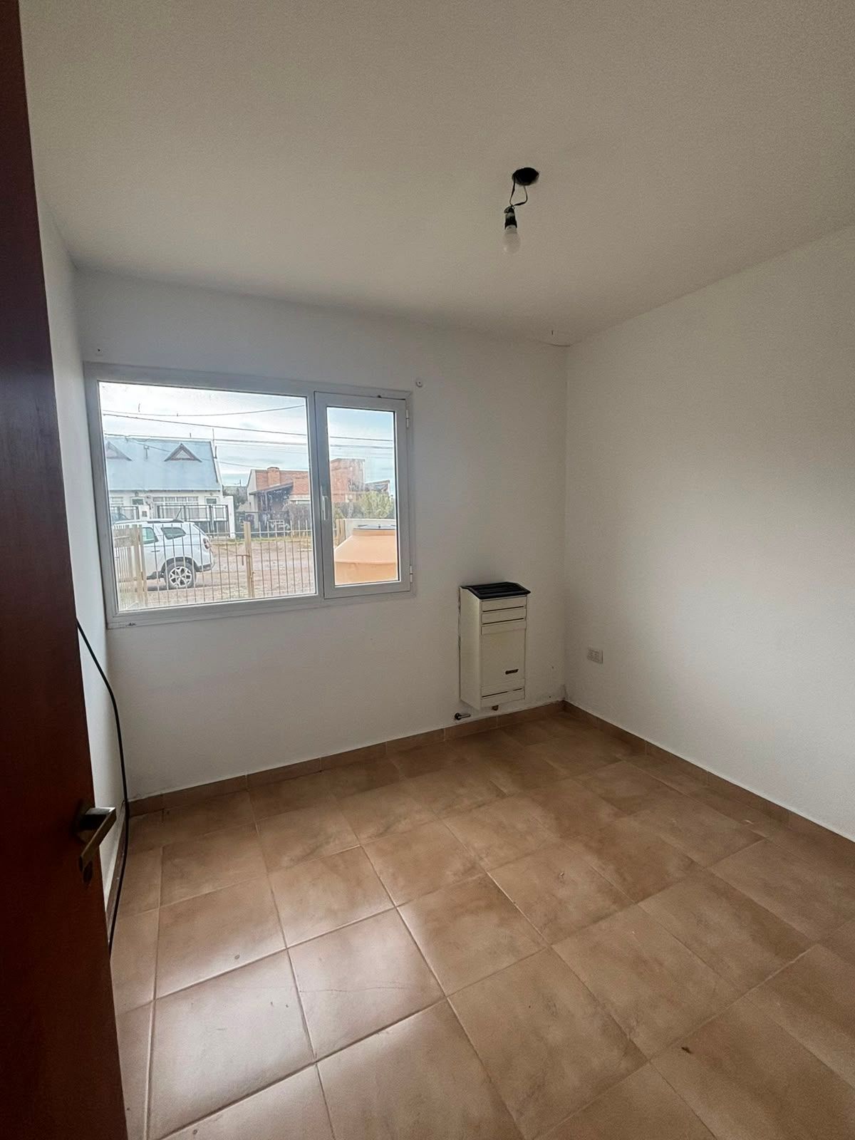 Segundo dormitorio con ventana a la calle y calefactor